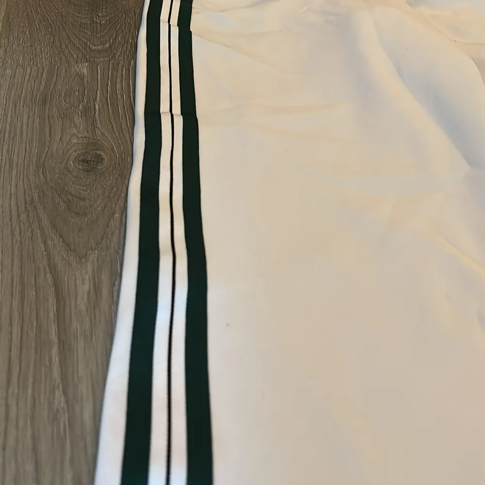 Vita byxor med gröna linjer från ginatricot Strl xs +frakt. Jeans & Byxor.