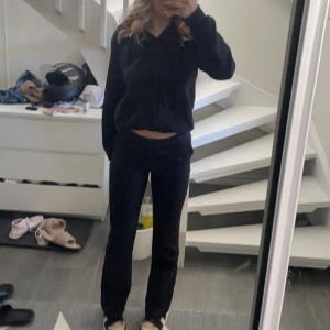 Svarta midwaist kostymbyxor  - Säljer ett par skitsnygga svarta midwaist kostymbyxor för att de inte blir använda🥰 Skriv privat för fler bilder! 💕