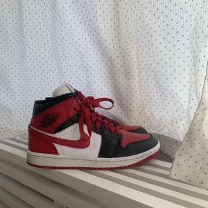 Jordan 1 röd  - Röda Jordan 1, mycket bra skick - använt bara ett fåtal gånger! 