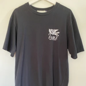 Undercover Co.,Ltd T-shirt - Undercover Co.,Ltd T-shirt ”Fable Legal Consulation i storlek 3 (Passar S/M). I mycket bra skick. Kvitto finns.  Nypris: 2000kr