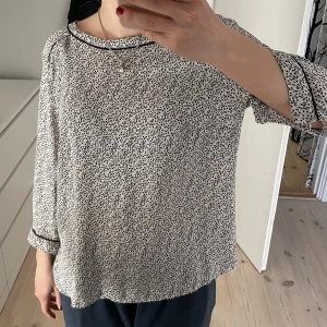 Söt blus - Så fin blus med så gulligt mönster perfekt till sommarn!!🥳🙌🏻
