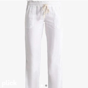 Roxy Linnebyxa - Helt nya Roxy linnebyxor! Kommer inte till användning då det är fel storlek för mig. Aldrig använt och lappen finns fortfarande på. Meddela mig om du har frågor <3