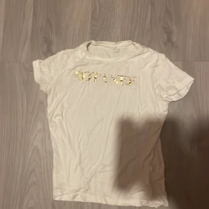 Vit t-shirt med guldtext - En fin t-shirt med guldig text, använd fåtal gånger. Strl 146-152