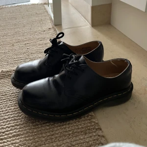 Dr Martens låga - Säljer ett par sparsamt använda DR. Martens! Storlek 37. Jag har 38 vanligtvis så skulle säga att de här passar 38:or. 
