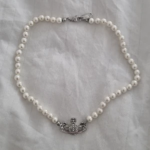 Vivienne westwood halsband - I stort sett identisk replika. Jättefin. Har till och med vivienne westwood stampen.  OBS det är en replika!!!