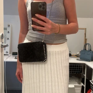 Zara Väska - Jättefin väska från zara som jag endast användt ett fåtal gånger. Ser helt ny ut. 💕(Priset är med frakt) 