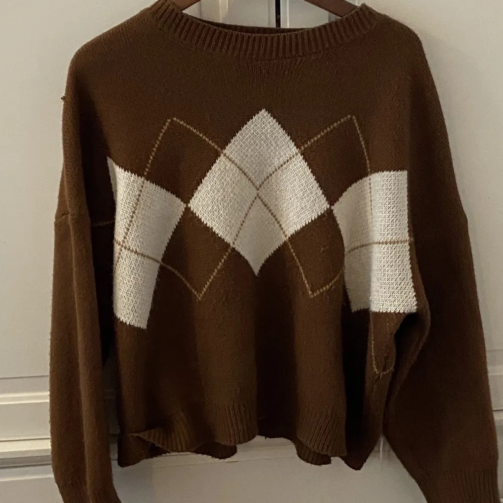 En brun sweater som är använd ett par gånger. Den har en oversized look. Väldigt skön och mysig.. Stickat.