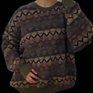 Grön randig grandpa sweater - Stickad grandpa tröja. Aldrig använd och är i bra skick.