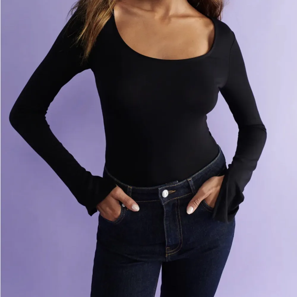 En super söt populär tröja från Gina med utsvängda armar! Sitter jättefint på och är använd typ 2 gånger 🩷fint skick . Toppar.