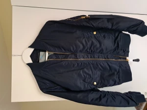 Bomberjacka - Bomberjacka i färgen blue gold med guld detaljer, köpt för 2000kr men säljs för 450kr, nyskick använd 2 gånger , storlek M men är liten i storlek