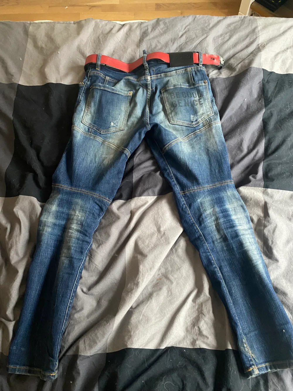 Tja! Säljer mina jeans då jag inte vill ha dom mer kan både fraktas o mötas men mötet sker i Västervik, ska man ha fraktat står man för frakten som ligger på 69 kr.. Jeans & Byxor.