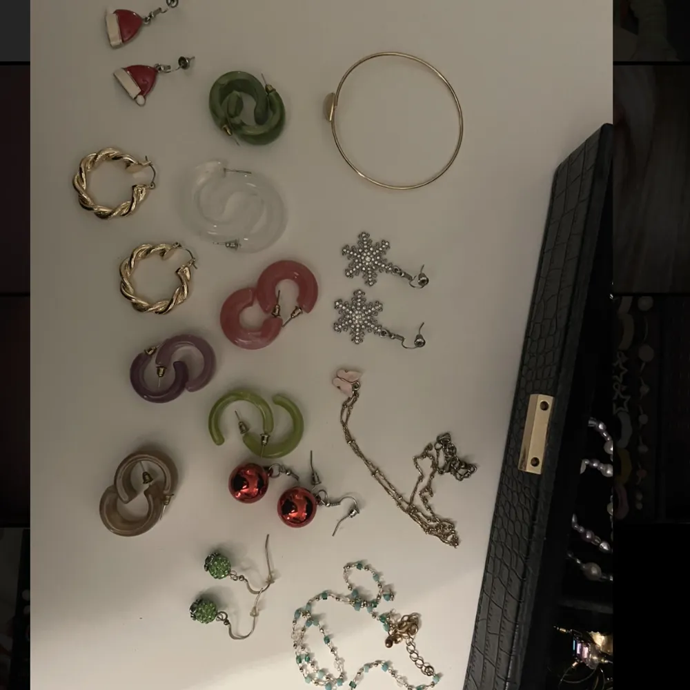 Alla smycken på bilden för 100 kr + frakt. Ett smycke/par kostar 10 kr. För det mesta örhängen, två halsband och ett armband. Accessoarer.