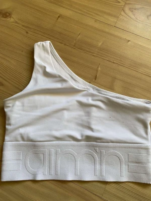 Amin topp - En ny amin topp oanvänd i storlek xs med vadering säljer pågrund av att den är förliten köparen betalar för frakten