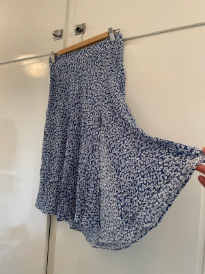 Sommarkjol  - Somrig med högt sprunn