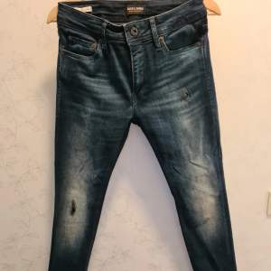 Storlek 27/32 men skulle passa större storlek då det är stretchigt material Skinny Fit / Liam Skriv om du har frågor och funderingar 