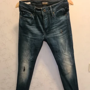 Jack & Jones - Storlek 27/32 men skulle passa större storlek då det är stretchigt material Skinny Fit / Liam Skriv om du har frågor och funderingar 
