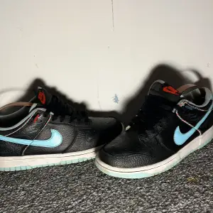 Hej. Säljer mina jättefina Nike dunks. I skick 7/10 kan posta spårbart via postnord. pris går självklart att diskuteras vid snabb affär.