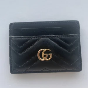 Gucci Korthållare - Äkta! Köpt på Guccis egna hemsida. Skickar fler bilder vid intresse. Kostar 250 euro (2804kr) på Guccis hemsida. JAG SÄLJER för 1800kr + frakt
