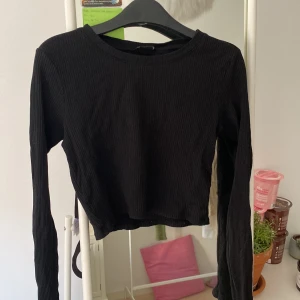Tunn tröja  - En croppad svart tunn tröja som passar till allt!!