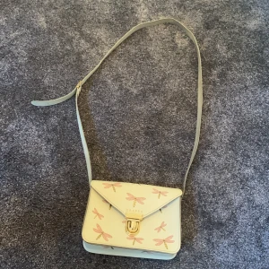 Väska från Grafea - Intressekoll!!  Väska med trollsländor. Orginalpris 800kr den är i fint skick och har bara använts någon gång  