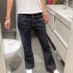Ett par skit snygga jeans!!❤️‍🔥Strl S, Midjemått: 35cm Innerbenslängd: 73cm