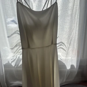 Vit klänning - Använd 1 gång för år sedan på min konfirmation. Storlek XS. Från bikbok