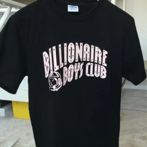 Billionaire boys club t-shirt - Svin snygg Billionaire boys club t-shirt som bara är testad. 