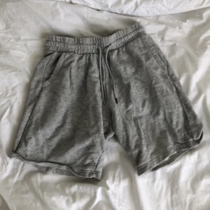 Grå shorts  - Ljus Grå bomulls short från H&M (färgen syns bäst på bild 2) Använda måttligt mycket fins ett litet håll vid bak fickan anars hela Köpta för 170kr Säljer för 80kr