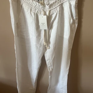 Roxy linnebyxor!! - Slutsålda Roxy linnebyxor med lapparna kvar! Köpte för 600kr men glömde skicka tillbaka då dom inte passade. Storlek L men mer som s/m!💕💕 