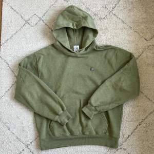 Heavyweight hoodie från Polar Skate Co, tjockt material grym kvalite i en skön grön fadead färg lite åt Oliv hållet. Storleken är Large TTS men passar M också om du gillar oversized. Otroligt bra skick. Inga snören i denna luva. 