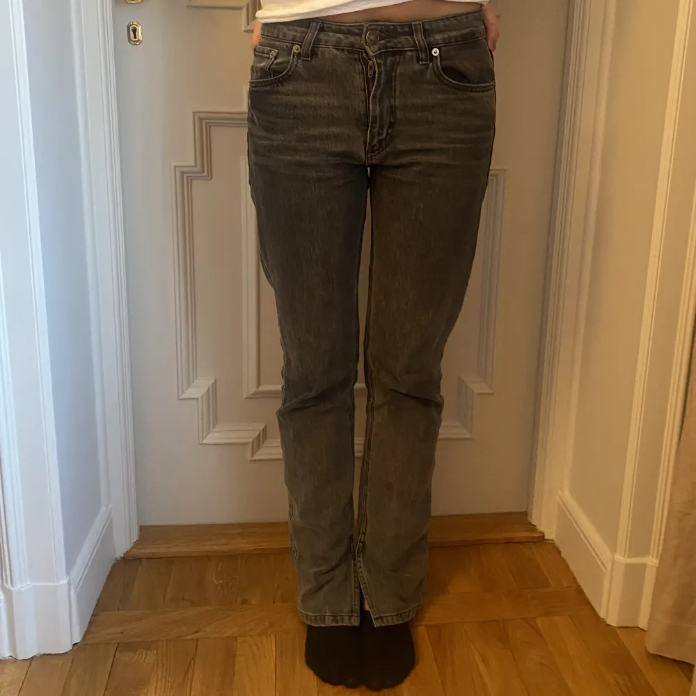 Säljer dessa grå slitsjeams från zara som var jätte populära. Jeans & Byxor.