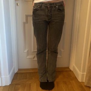 Grå slits jeans - Säljer dessa grå slitsjeams från zara som var jätte populära