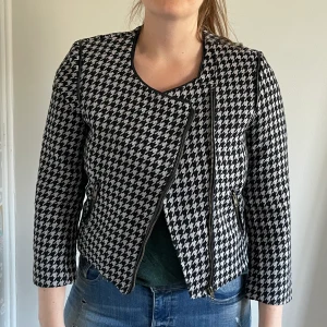 Soaked in luxury tunn jacka/kavaj strl S - I mycket gott skick.  Hundtandsmönstrad svart vit  Kort modell 