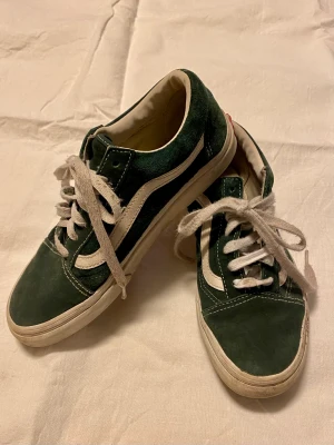 Vans i grön mocka - Klassiska Vans. Grön mocka.  Storlek 38 (24 cm). Fint använt skick. Sulor, mocka, insida utan hål eller synliga slitningar.