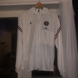 PSG Tröja  - Riktig fin tröja och hade kunnat passa jättebra nu i sommar. Använde inte och därför vill sälja. Kom dm vid fler frågor.
