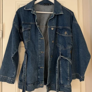 Jeansjacka - Säljer denna superfina Jeansjacka i storlek S! Jackan är i nysckick och näst intill oanvänd. 