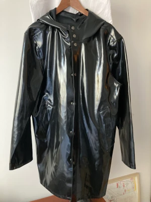 Stutterheim Regnjacka  - Finns endast en av denna. Kom aldrig till produktion, handsydd.