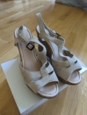 Högklackad skor begie mocka  - Högklackade skor använda en gång i strl. 42. Ganska små i storleken. Fint skick 