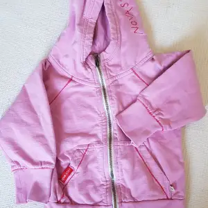 Fin rosa tröja sparsamt använd inga defekter fin och i nyskick Köpt för 399 💞