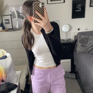 Mjukisbyxor  - jättesköna mjukisbyxor, strl s men passar även någon med strl m 🤍lite noppriga mellan benen men går att ta bort… 💜 140kr + frakt 📦 