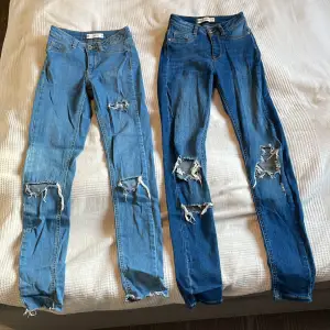 Stretchiga jeans med hål 2st. Den ena är ljusare blå än den andra. Namnet på båda jeansen är Molly och är från Gina Tricot. Säljs för det inte är min stil.  Använt Max 3 gånger. 1st = 100kr  