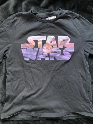 Star Wars tröja - Säljer en grå/svart star wars tröja från hm 😮 tröjan har används förut och lappen är lite trasig men annars är den inte skadad.