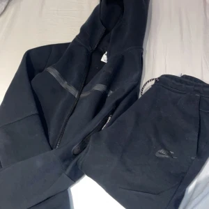 Nike teech - Säljer min svarta nike teech då den inte kommer till användning längre. Detta är killmodellen, koftan är storlek xs och byxorna S. Nypris: 2400