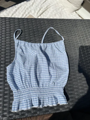 Söt topp  - Köpt från Gina! Mycket söt och korsad i ryggen! Använt fåtal gånger!⭐️🤩Frakten ingår i priset. 🥰