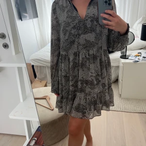 Mönstrad klänning - Klänning ifrån H&M i strl 32 men skulle säga att den passar xs-s. Den är dessutom lite längre på mig som är 160. Har snören där fram som man kan knyta.
