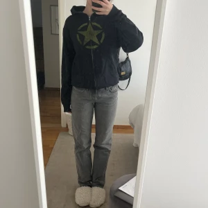 Hoodie - Zip-up hoodie köpt på betonad retro. Svart med en grön stjärna. Storlek S! 