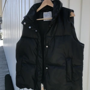Väst  - snygg skinn väst som aldrig kommit till användning 🖤 