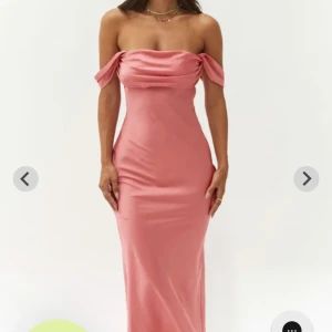 Klänning - Säljer denna sjukt snygga klänningen från beginning boutique💕 aldrig använd med prislapp kvar💕 skriv för fler bilder🤩🤩🤩 passar xs