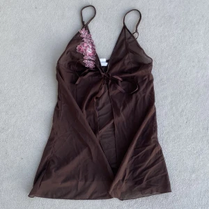 linne hunkemöller  - brunt mesh-linne med broderad blomma! knäpps fram i mitten med spänne och band. framsidan är öppen