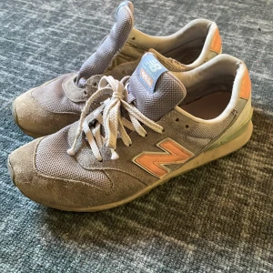 New Balance 996 - Välanvända men de har mer att ge. Skosnören saknas i ena. 